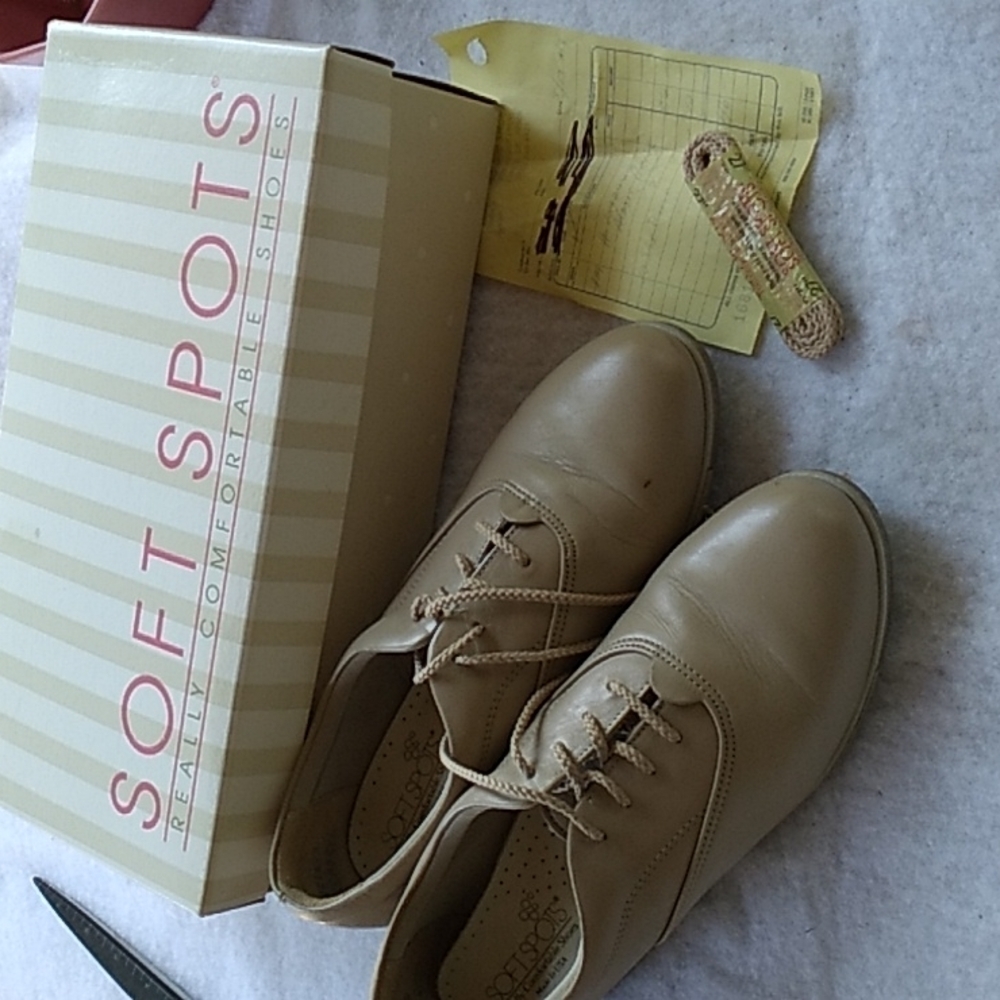 Vintage 1990s Y2K grandma 👵 granny chic comfort shoes Soft Spots 8 beige Alexis